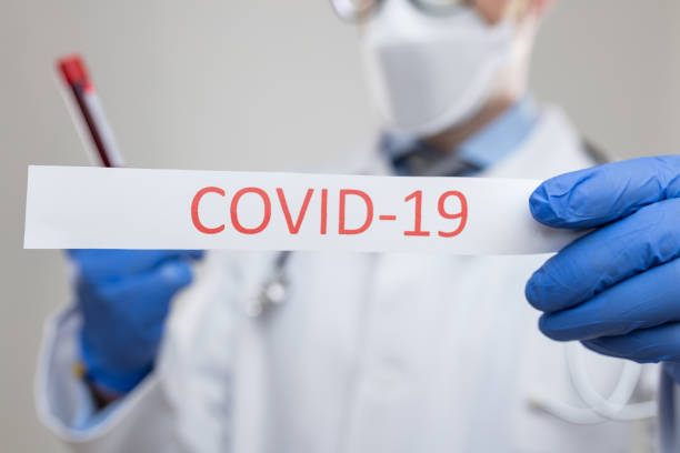 lekarz z maską oddechową walczącą ze śmiertelną epidemią coronavirus covid-19 - incubation period zdjęcia i obrazy z banku zdjęć