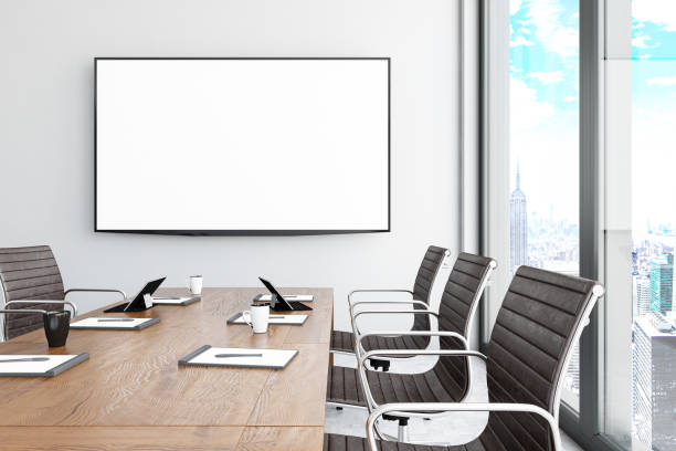 moderna sala riunioni con schermo tv vuoto - office furniture open plan desk foto e immagini stock