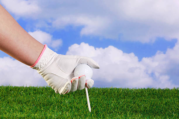 дама размещения мяч для гольфа и футболки - golf women pink ball стоковые фото и изображения
