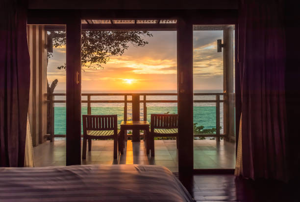 vista sul tramonto dell'oceano dal balcone della camera da letto per il concetto di viaggio. - hotel hotel room bedroom luxury foto e immagini stock