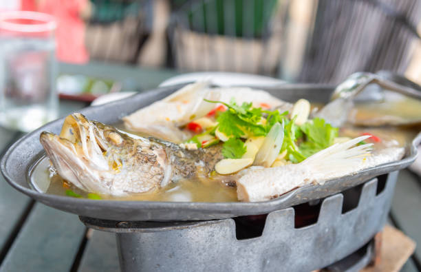 pescado pargo al vapor con limón servido en una olla caliente. - steam steamed lemon food fotografías e imágenes de stock