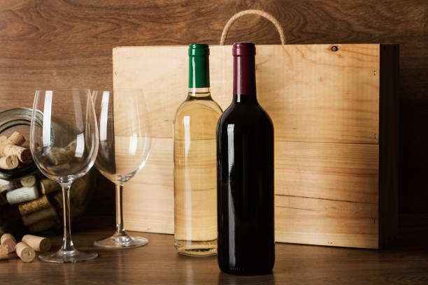 бутылки красного и белого вина и два бокала - wine cork white wine grape стоковые фото и изображения
