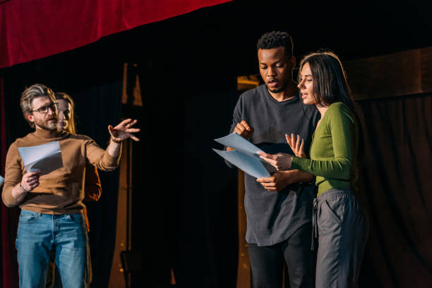 director de teatro, actores multiculturales y actriz ensayando en el escenario - guión fotografías e imágenes de stock