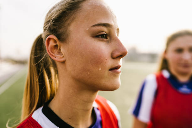 adolescente, jogadorde futebol, em uma quadra - futebol feminino - fotografias e filmes do acervo