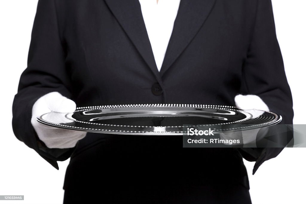 Fêmea butler segurando uma Bandeja de Prata isolada no branco. - Royalty-free Bandeja de Prata Foto de stock