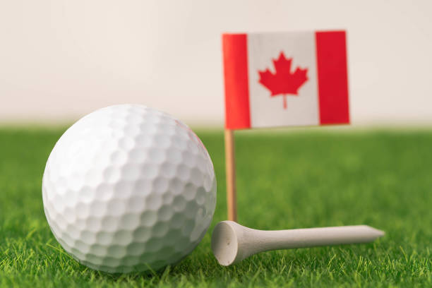 緑の芝生やフィールド上のカナダのフラグとゴルフグローブ世界のボール:世界で最も人気のあるスポーツ。 - golf club golf iron isolated ストックフォトと画像