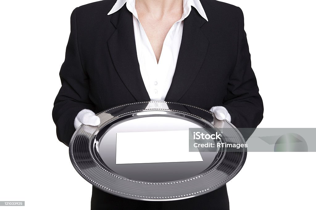 Mordomo feminino segurando uma bandeja de prata isolado sobre o branco. - Foto de stock de Bandeja para Servir royalty-free