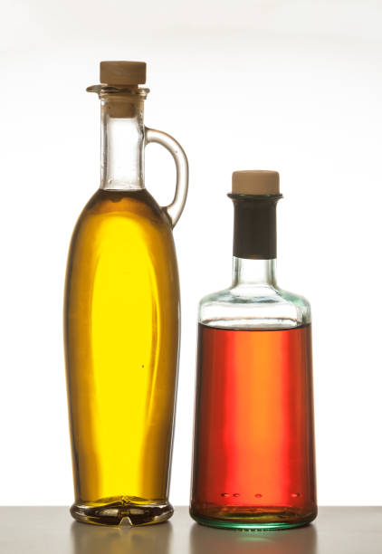 オリーブオイルと酢のボトルは、白い背景に対して分離されています。 - vinegar red wine bottle cooking oil ストックフォトと画像