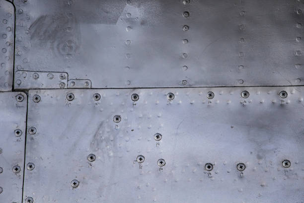 pele da aeronave de perto. rebites em metal cinza. - fuselage - fotografias e filmes do acervo