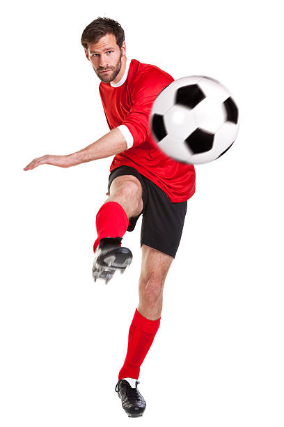 jugador de fútbol coleando pelota sobre fondo blanco - volley kick fotografías e imágenes de stock