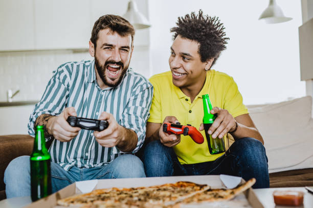znajomi grający w gry wideo - friendship video game young adult party zdjęcia i obrazy z banku zdjęć