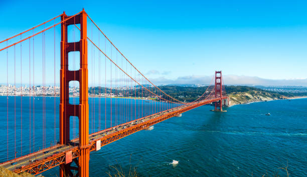 temps ensoleillé de jour golden gate bridge overlook à san francisco californie - fort point historic site photos et images de collection