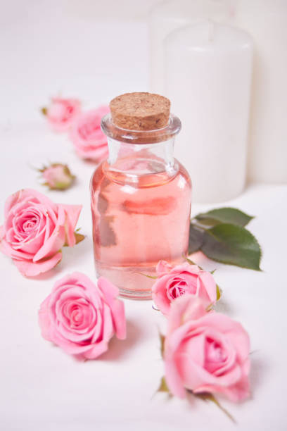 aroma de agua de rosas para el cuidado de la piel, aceites esenciales, spa cuidado de belleza - distilled water fotografías e imágenes de stock