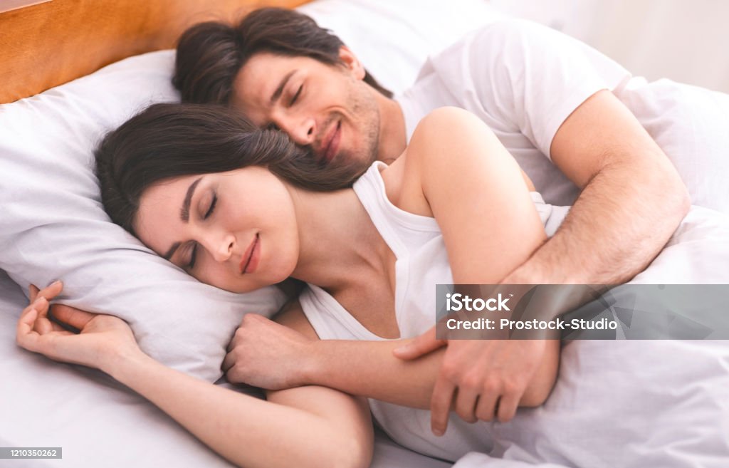 Cặp Vợ Chồng Trẻ Ôm Nhau Ngủ Cùng Nhau Trên Giường Gia Đình Hình Ảnh Sẵn Có  - Tải Xuống Hình Ảnh Ngay Bây Giờ - Istock