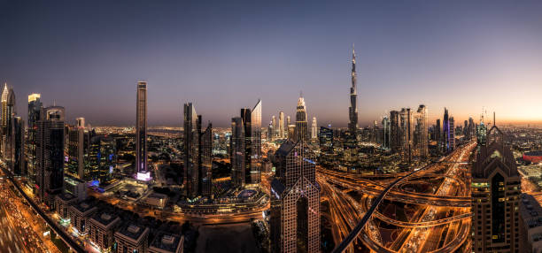 vue panoramique de l’horizon de dubaï la nuit - night cityscape dubai long exposure photos et images de collection