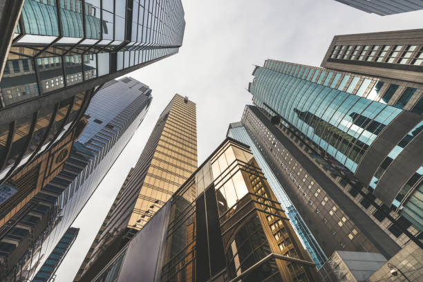 low angle view von wolkenkratzern in hong kong - glass architecture prosperity business stock-fotos und bilder