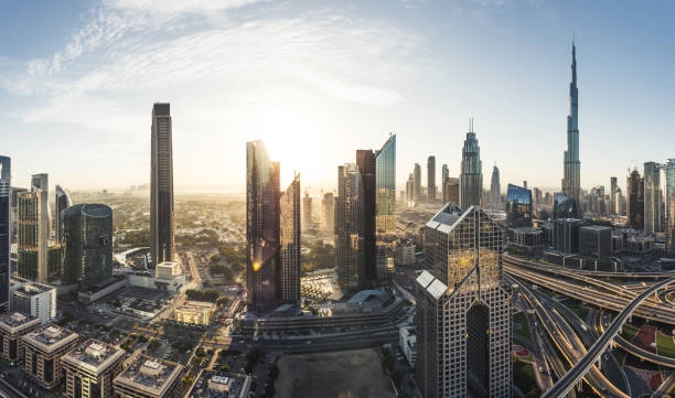 vue panoramique de l’horizon de dubaï - futuristic dubai city traffic photos et images de collection