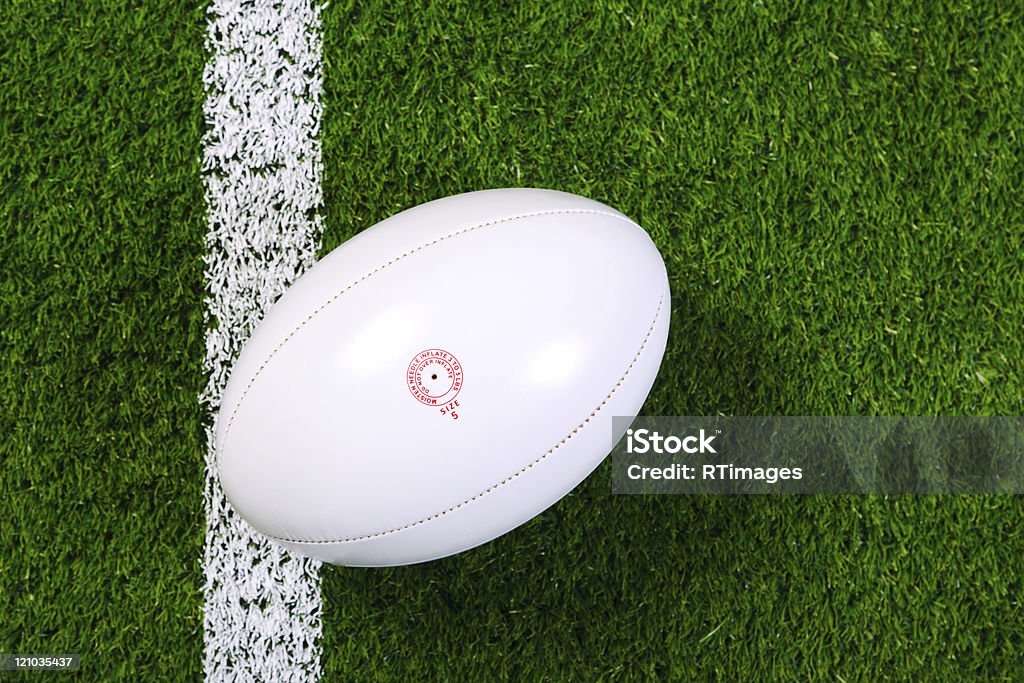 White-rugby-ball in a grass field Aufnahme von oben - Lizenzfrei Rugbyball Stock-Foto