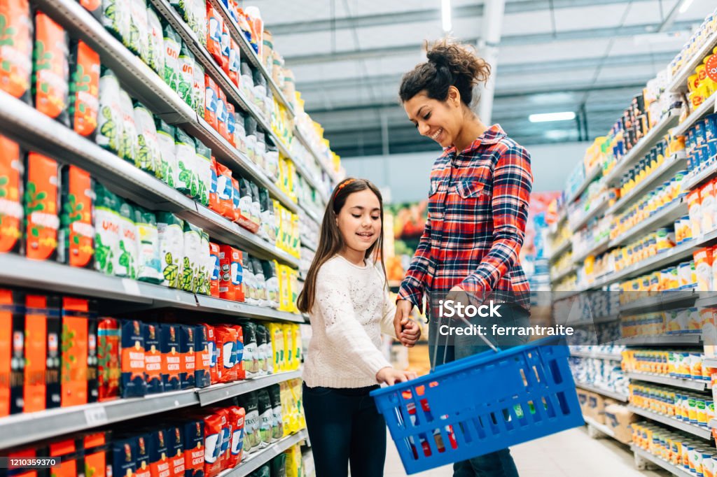 슈퍼마켓에서 쇼핑하는 어머니와 딸 - 로열티 프리 슈퍼마켓 스톡 사진