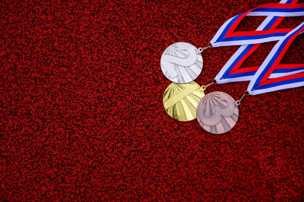 medalha definida na pista de atletismo vermelho, medalha de ouro e bronze, papel de parede vermelho, foto conceito de cerimônia de medalha - medal gold gold medal game silver - fotografias e filmes do acervo