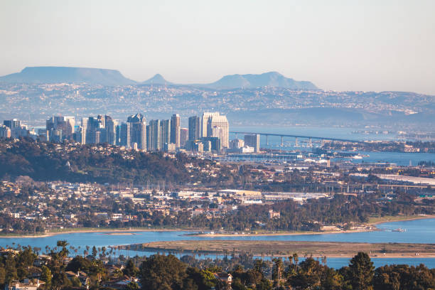 ダウンタウン サンディエゴ - coronado bay bridge san diego california skyline california ストックフォトと画像