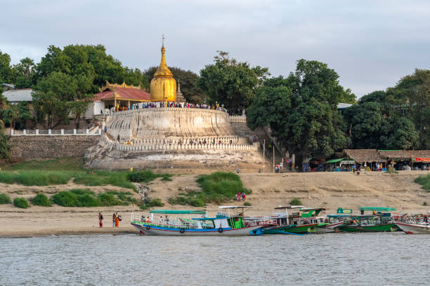 view from the ayeyarwady river towards pagoda - myanmar bagan temple ayeyarwady river imagens e fotografias de stock