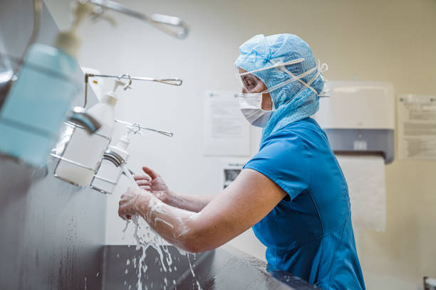 enfermera lavándose las manos en el centro médico para evitar el virus covid-19. - scrubbing up fotografías e imágenes de stock