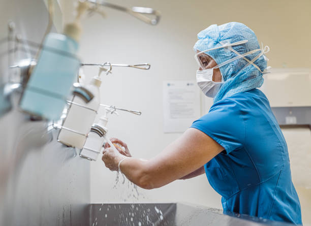 enfermera lavándose las manos para evitar el virus covid 19. - scrubbing up fotografías e imágenes de stock
