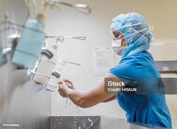 Медсестра Мыть Руки Чтобы Избежать Covid 19 Вирус — стоковые фотографии и другие картинки Больница