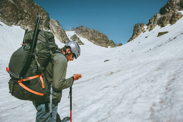 hombre aventurero con gps tracker navegador de verificación de coordenadas de ubicación escalando en montañas expedición viaje ambulator concepto de estilo de vida de supervivencia al aire libre vacaciones extremas - adventure extreme terrain wilderness area inspiration fotografías e imágenes de stock