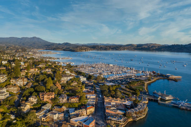 aerial view of sausalito and marina on a golden morning - san francisco bay area fotos imagens e fotografias de stock