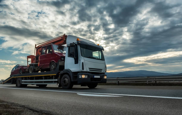 abschleppwagen oder pritschenwagen schleppen zwei fahrzeuge - towing tow truck truck semi truck stock-fotos und bilder