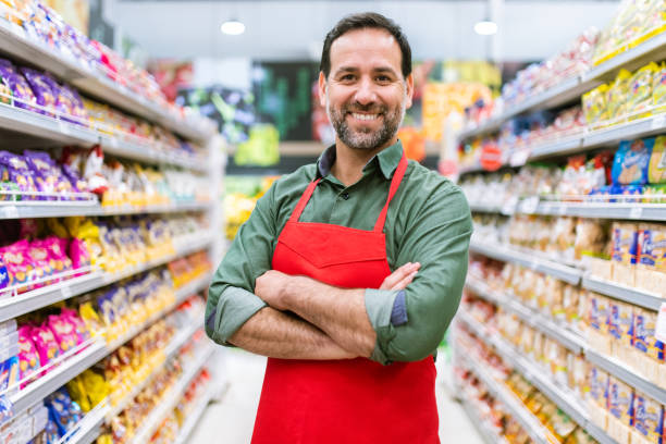 supermarkt stocker portrait - regalauffüller stock-fotos und bilder