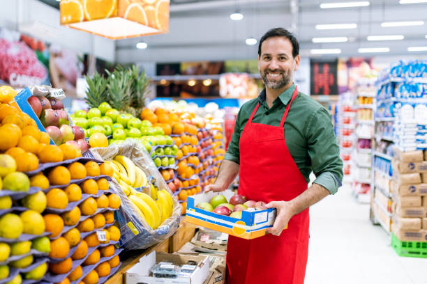 supermarkt stocker portrait - regalauffüller stock-fotos und bilder