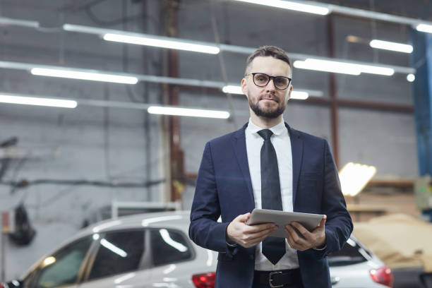 homme d’affaires moderne dans le centre de service d’automobile - automotive repair center photos et images de collection