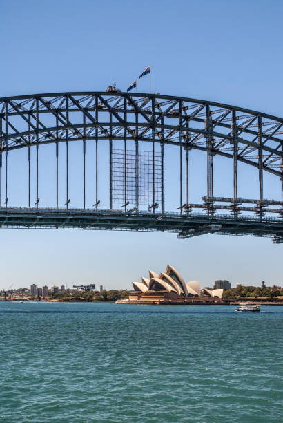 opéra vu sous harbour bridge, sydney, australie. - sydney harbor bridge sydney opera house vertical australia photos et images de collection