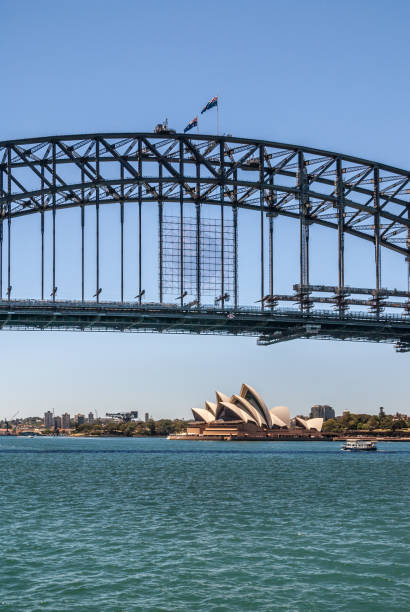 オーストラリアのシドニーのハーバーブリッジの下で見られるオペラハウス。 - sydney harbor bridge sydney opera house vertical australia ストックフォトと画像