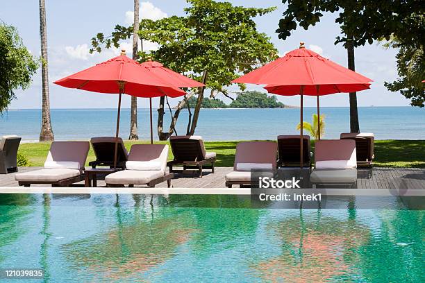 Bela Praia Tropical - Fotografias de stock e mais imagens de Ao Ar Livre - Ao Ar Livre, Ao Lado da Piscina, Azul