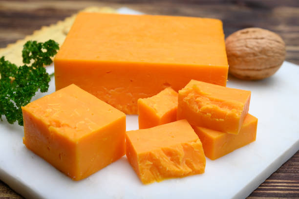 лестерширский сыр или красный лестер, британский твердый сыр из коровьего молока - annato стоковые фото и изображения