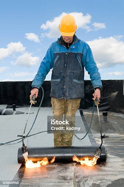 Flache Dach Die Arbeitet Mit Überdachung Filz Stockfoto und mehr Bilder von Arbeiter - Arbeiter, Ausrüstung und Geräte, Bauarbeiter