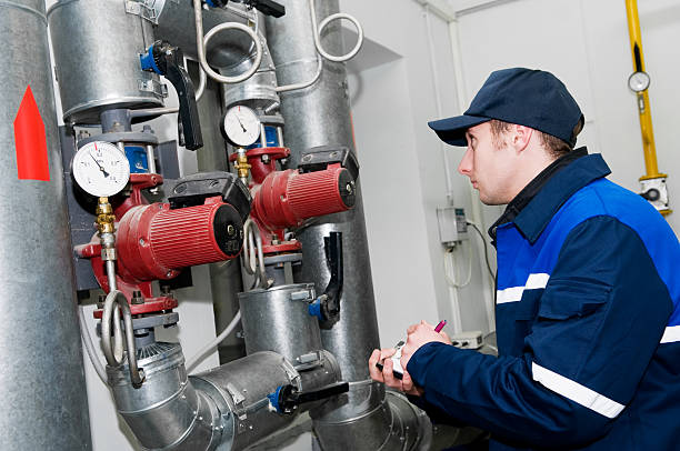 ogrzewanie inżynier w sali kotłów - plumber thermostat repairing engineer zdjęcia i obrazy z banku zdjęć