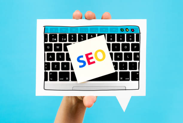 search engine optimization (seo), konsep pengoptimalan kata kunci, pada gelembung ucapan dengan keyboard komputer dan latar belakang biru. - alamat web foto potret stok, foto, & gambar bebas royalti
