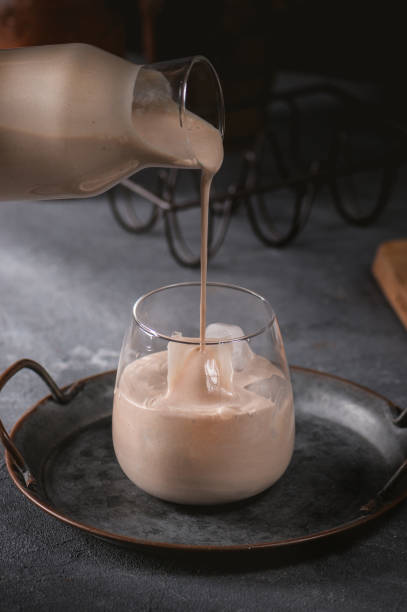 irlandzki kremowy likier kawowy z lodem - drink cold gourmet dessert zdjęcia i obrazy z banku zdjęć