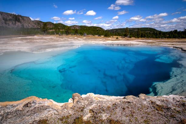sapphire pool at biscuit basin, yellowstone national park, wyoming - natural basin imagens e fotografias de stock