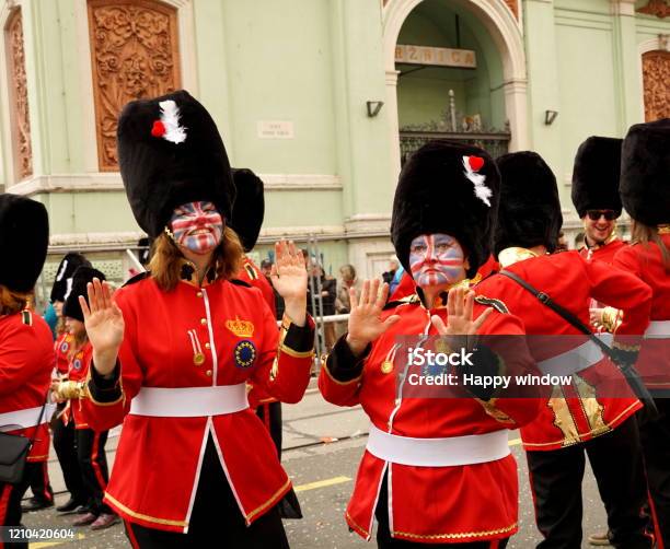 Due Donne Con I Volti Del Trucco Nei Colori Della Bandiera Inglese E Uniforme Della Guardia Reale - Fotografie stock e altre immagini di Adulto
