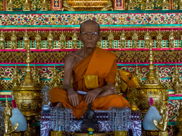 仏教の僧侶像、ワット・タム・スエ(またはタイガー洞窟寺院)、カンチャナブリ、タイ - tiger cave temple kanchanaburi province ストックフォトと画像