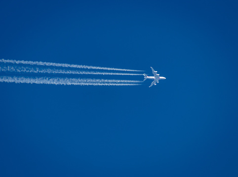 Airplane flying leaving contrails behind it