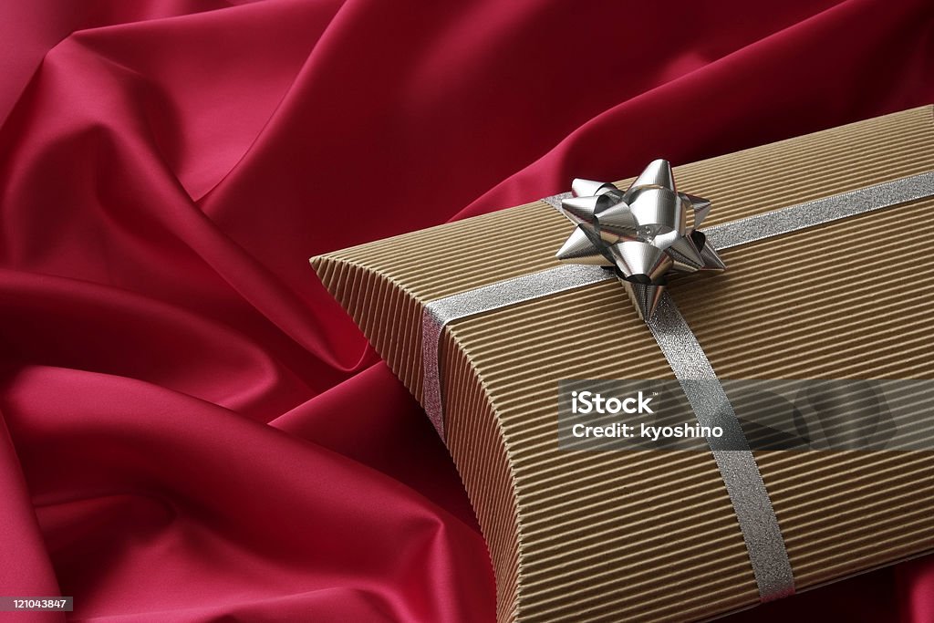 Oreiller en forme de boîte-cadeau avec ruban de satin rouge argent - Photo de Anniversaire libre de droits
