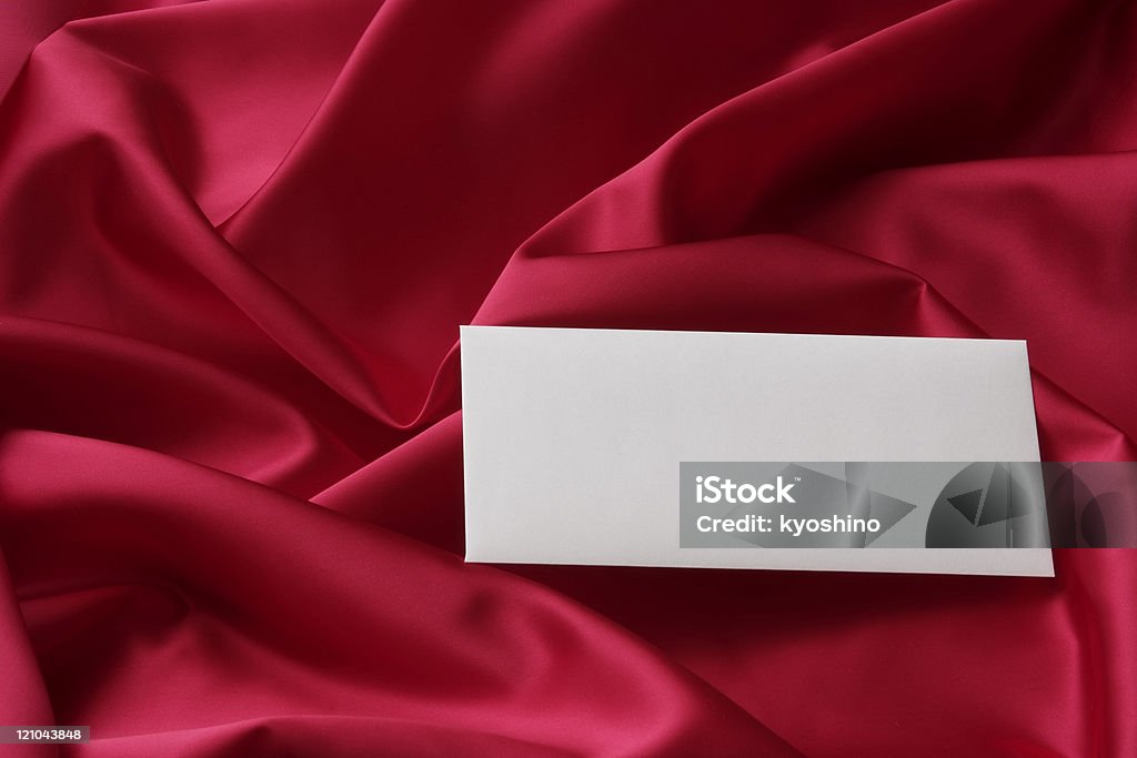 空白の白封筒を背景に赤のサテン - くしゃくしゃのロイヤリティフリーストックフォト
