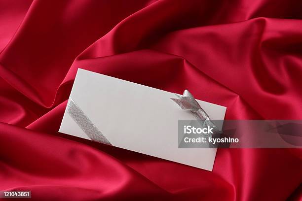 Foto de Decoração Em Branco Envelope Com Fita De Prata Sobre Fundo De Cetim Vermelho e mais fotos de stock de Envelope